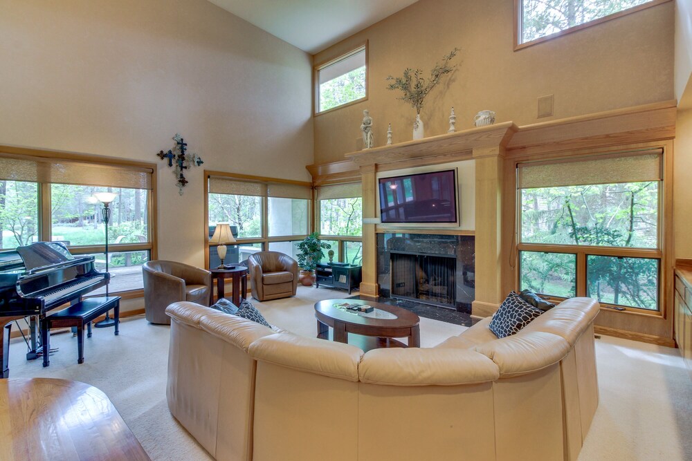 Sunriver Getaway, Golf Course Views, WiFi, Hot Tub & SHARC Passes