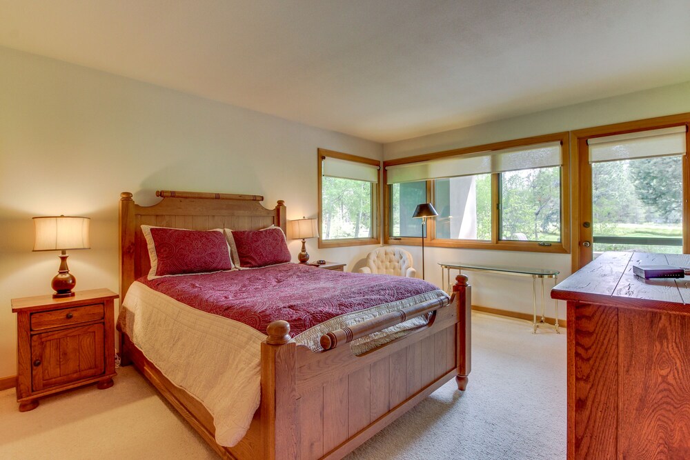 Sunriver Getaway, Golf Course Views, WiFi, Hot Tub & SHARC Passes