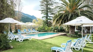2 piscines extérieures, parasols de plage, chaises longues