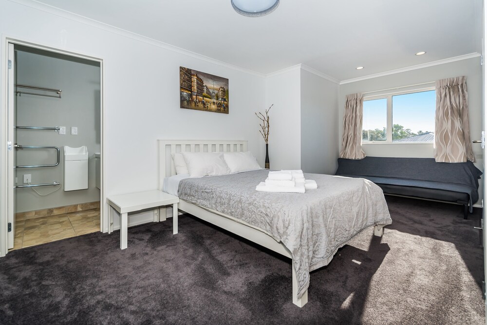 Albany Rosedale Modern 2 Bedroom Unit Deals & Reviews (Auckland, NZL