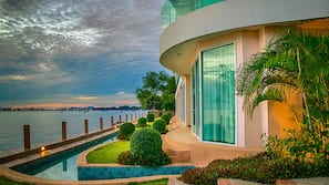 在海灘附近