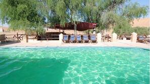 Piscine extérieure, cabanons gratuits, chaises longues