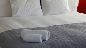 Minibar, caja fuerte, escritorio y tabla de planchar con plancha