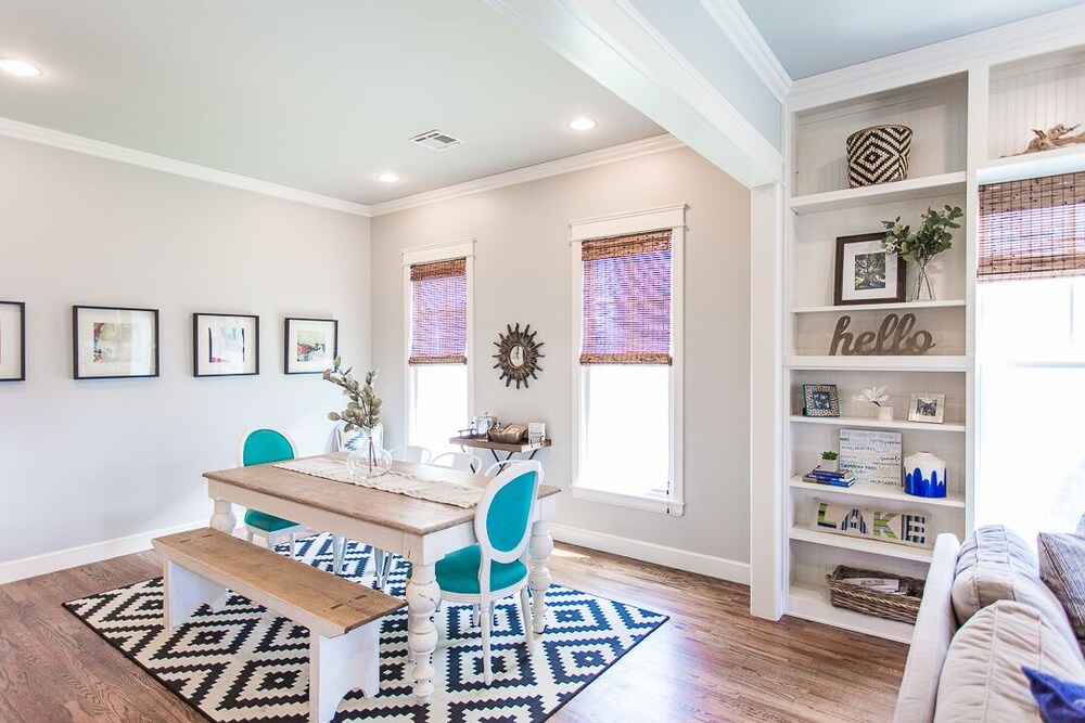 Carlton Landing! Beautiful home with screened porch and outdoor