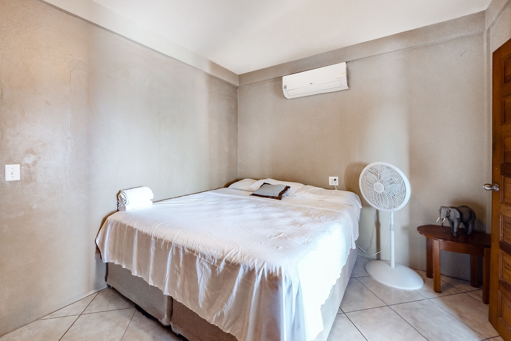 UpperLevel Resort Gem with Great Views, WiFi, AC, Shared Pool