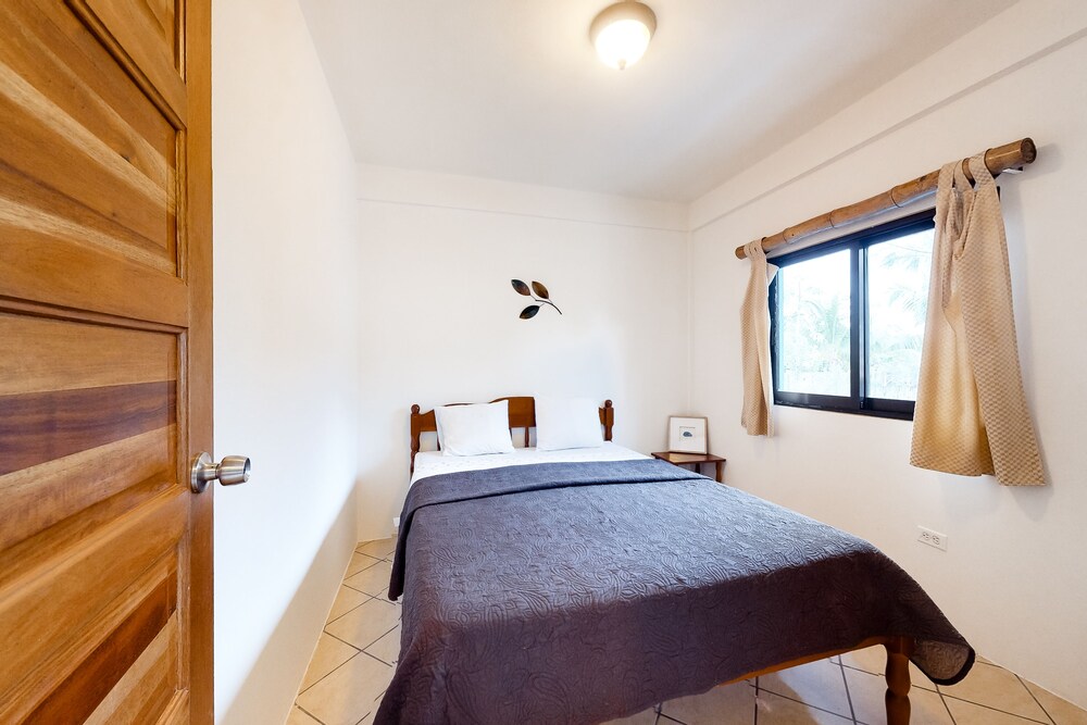 Island Paradise Suite with WiFi, Partial AC & Pool, Rooftop Patio & BBQ