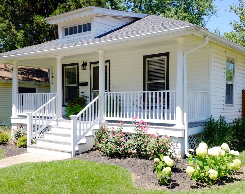 Midtown Bungalow- Fresh Design, Walkable to Creek and Downtown in Frederick, United States
