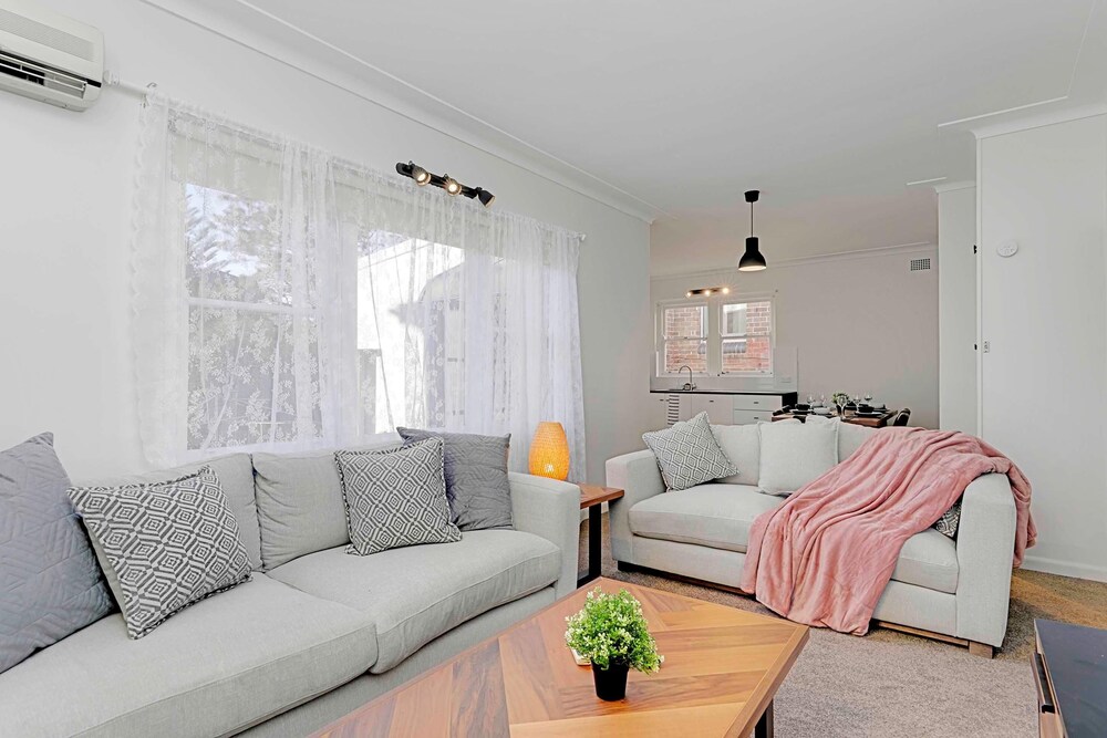 Come Experience Bondis Carefree, Sun-drenched Lifestyle! Free Wifi & Parking!