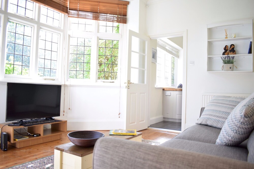 1 Bedroom Apartment Near Park In South West London 2019 Featured Image 1 23 All Photos