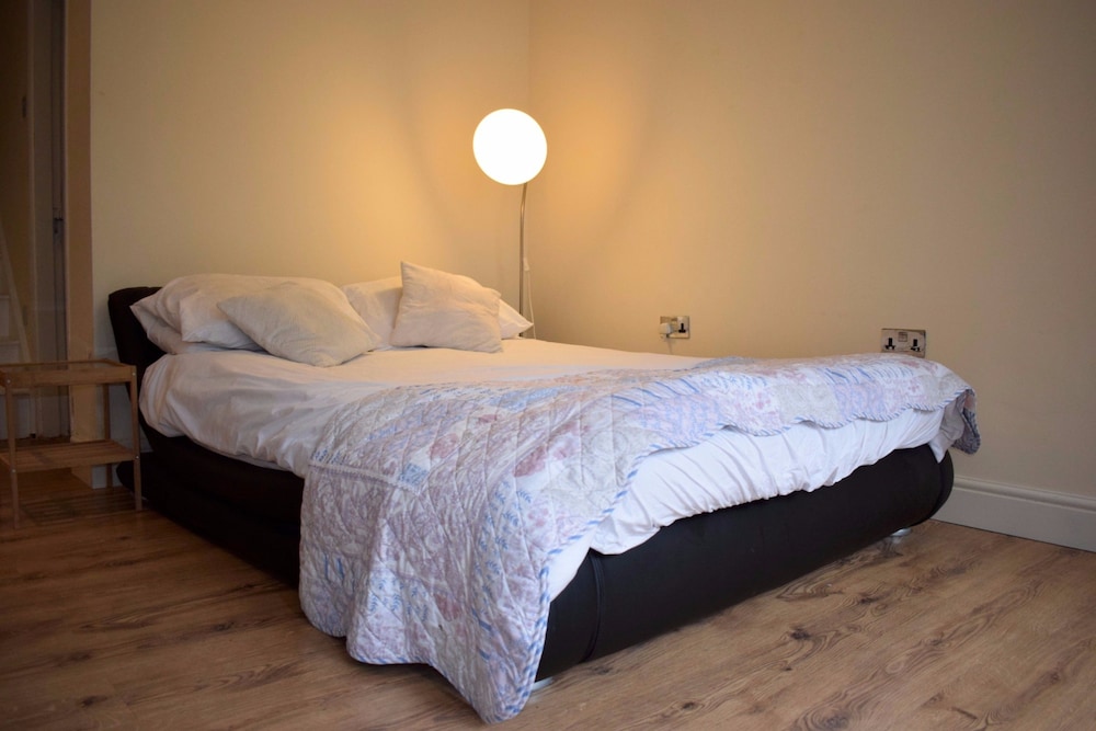 Central London Studio Apartment 2019 Hotel Prices Central London Studio Apartment 2 5 Out Of 0 Bathroom Shower Featured Image Guestroom