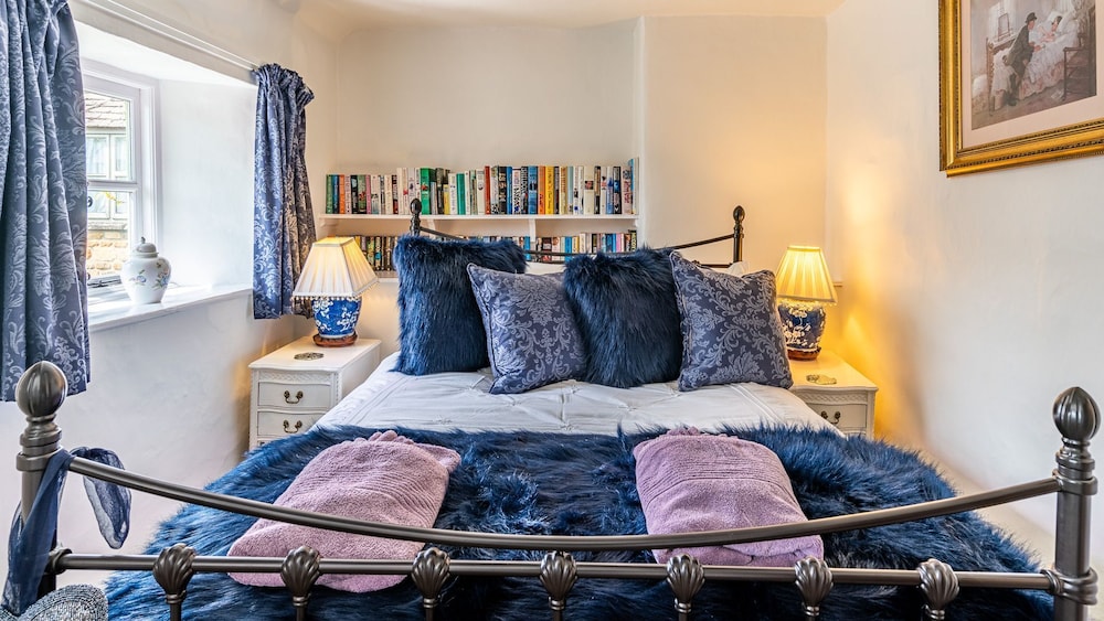 Forsythia Cottage sleeps 3 guests in 2 bedrooms Bourtononthe