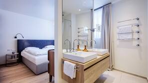 Hypoallergeen beddengoed, een minibar, een kluis op de kamer, een bureau