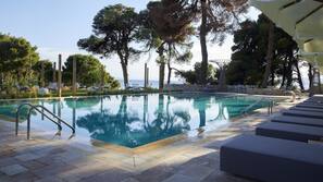 Indoor pool, 2 outdoor pools, pool umbrellas, pool loungers