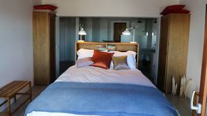 In-room safe, free WiFi, linens