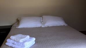 Escritorio y ropa de cama