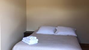 Escritorio y ropa de cama