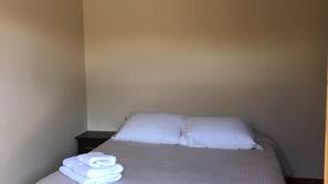 Escritorio y ropa de cama