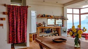 Fridge, cookware/dishes/utensils