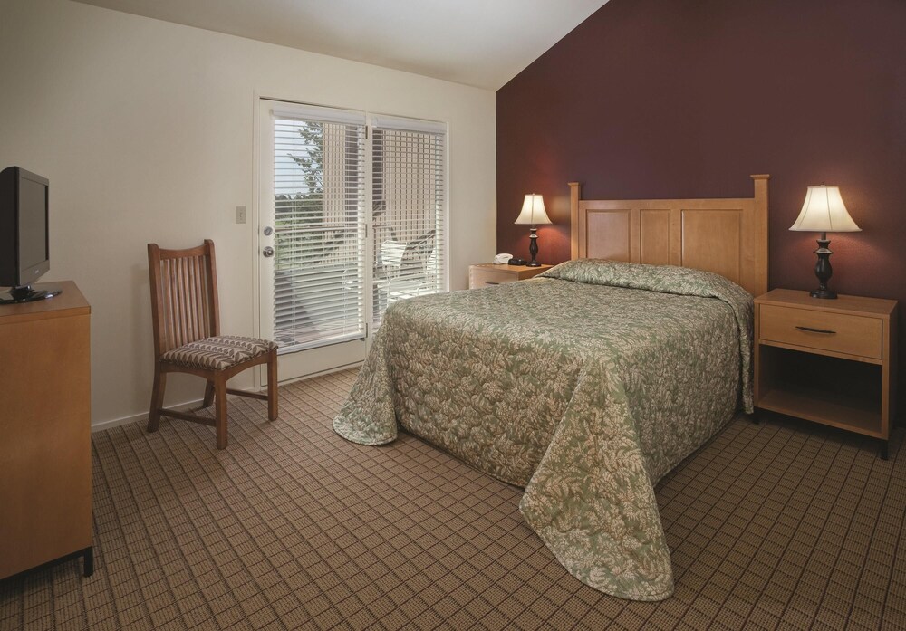 Redmond, OR: 2 Bedroom Condo with Balcony, Mini Kitchen, 2 Pools, 3 Golf Courses