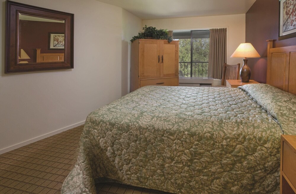 Redmond, OR: 1 Bedroom Suite with Balcony, Mini Kitchen, 2 Pools, 3 Golf Courses