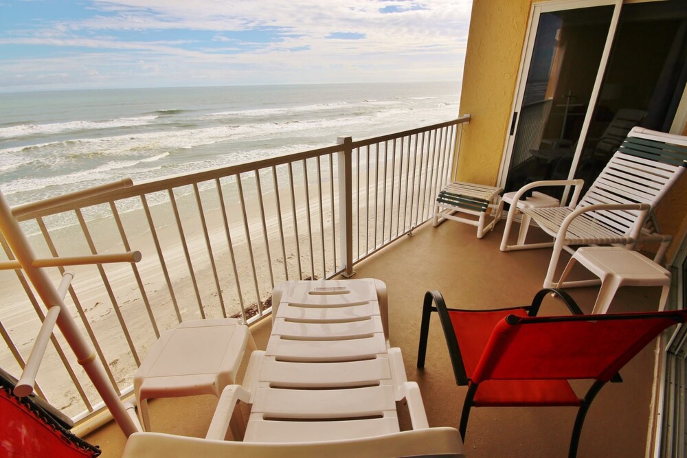Fantastic Direct Oceanfront Unit With Beautiful Views