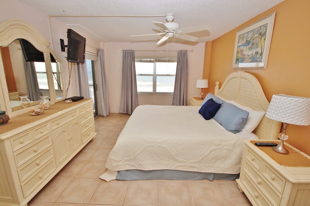 Fantastic Direct Oceanfront Unit With Beautiful Views