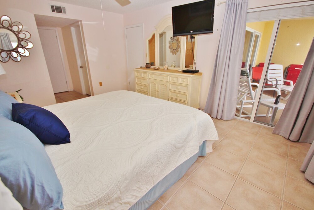 Fantastic Direct Oceanfront Unit With Beautiful Views