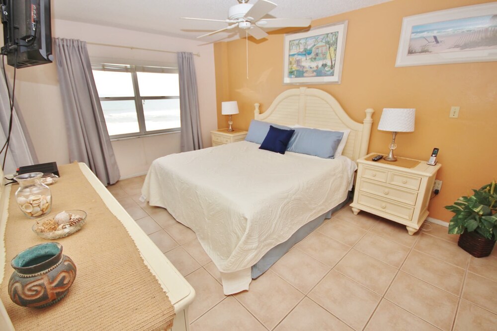 Fantastic Direct Oceanfront Unit With Beautiful Views