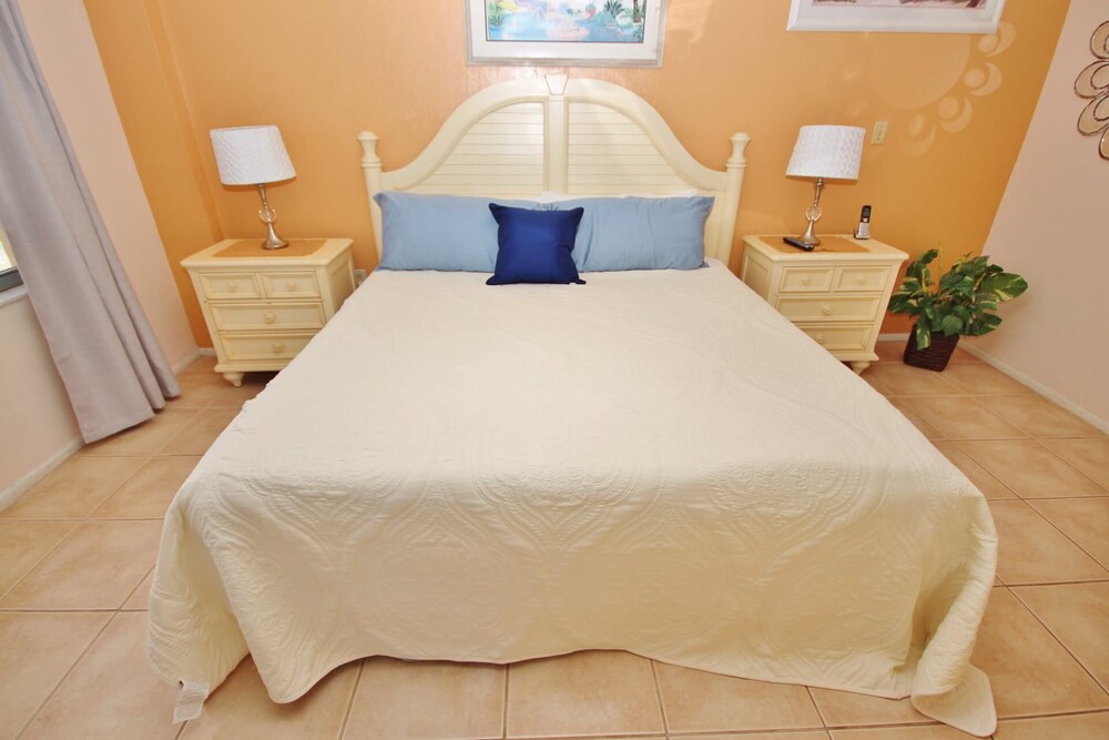 Fantastic Direct Oceanfront Unit With Beautiful Views