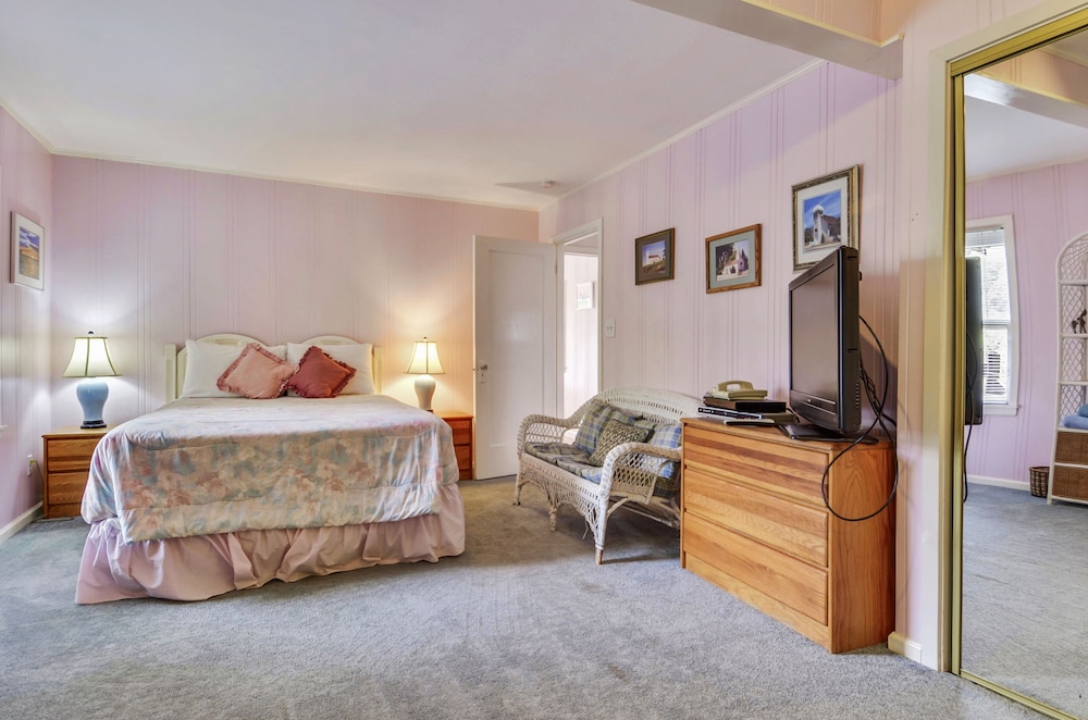 Castle Crag ~ Enjoy the view, soak in the hot tub! Near the sea! 