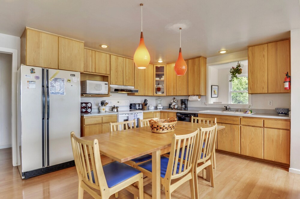 Castle Crag ~ Enjoy the view, soak in the hot tub! Near the sea!