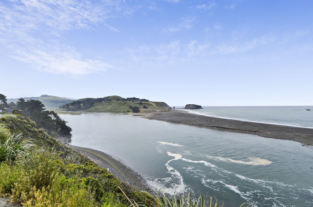 Castle Crag ~ Enjoy the view, soak in the hot tub! Near the sea! 