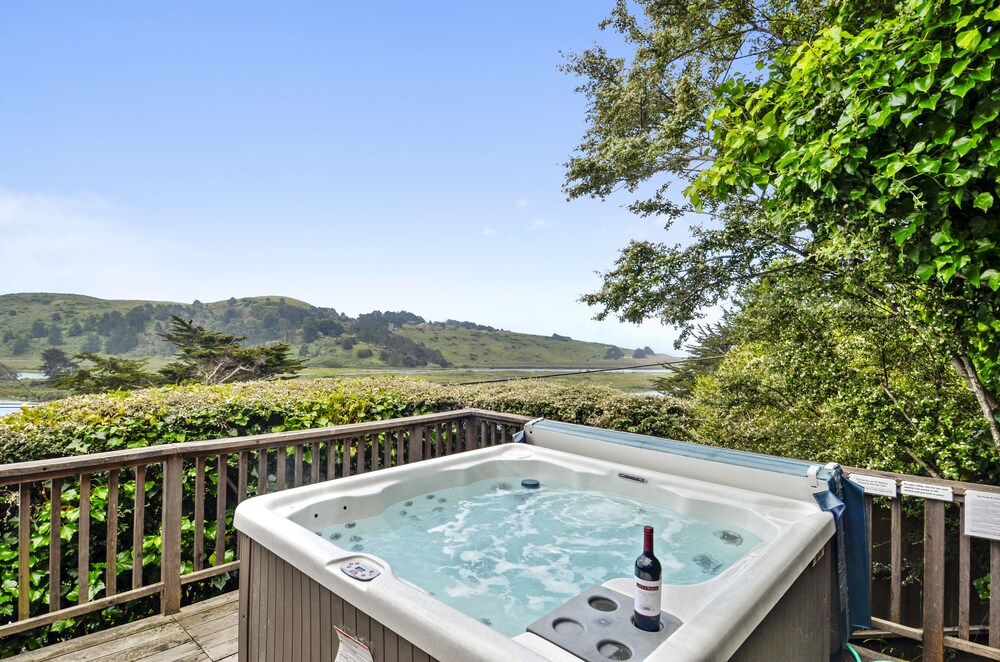 Castle Crag ~ Enjoy the view, soak in the hot tub! Near the sea! 