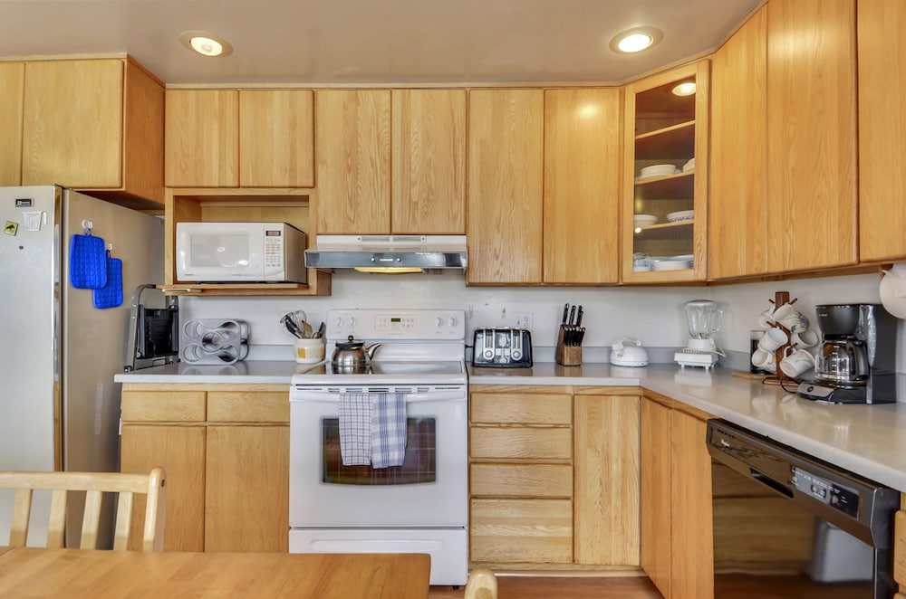 Castle Crag ~ Enjoy the view, soak in the hot tub! Near the sea! 