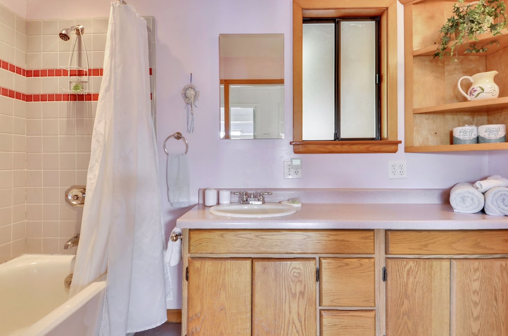 Castle Crag ~ Enjoy the view, soak in the hot tub! Near the sea! 