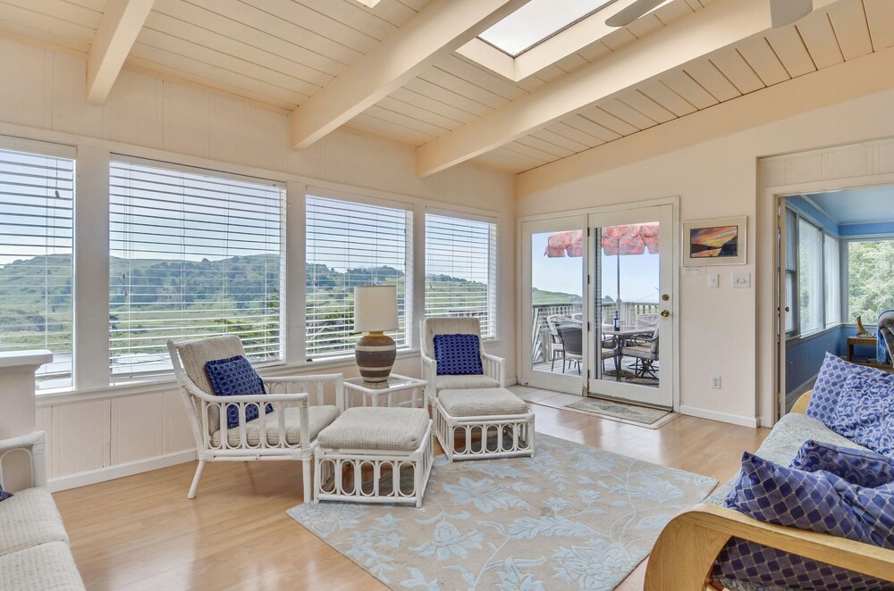 Castle Crag ~ Enjoy the view, soak in the hot tub! Near the sea!