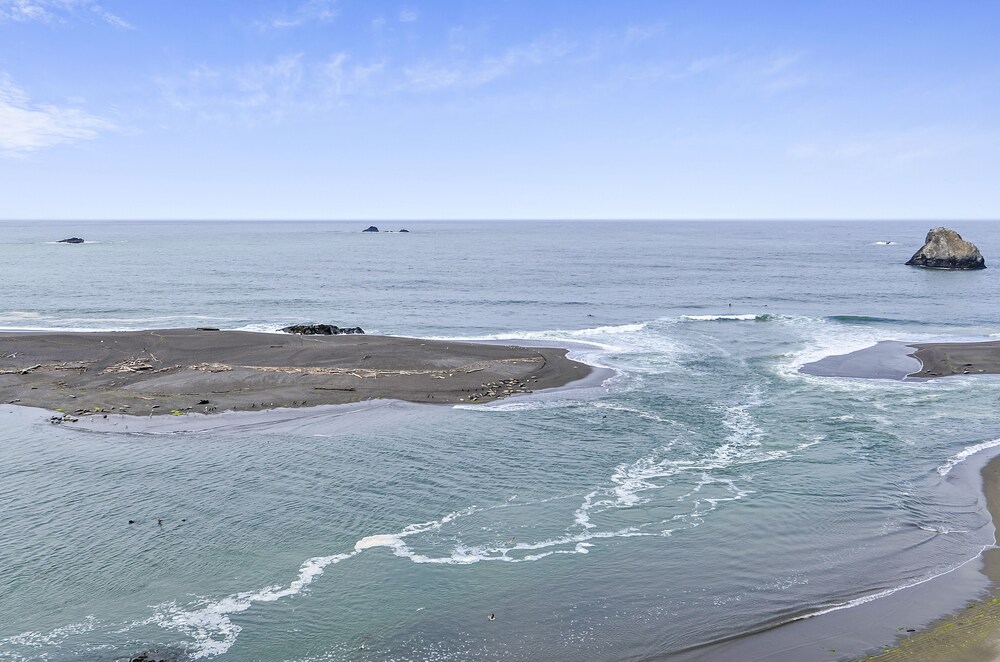 Castle Crag ~ Enjoy the view, soak in the hot tub! Near the sea! 