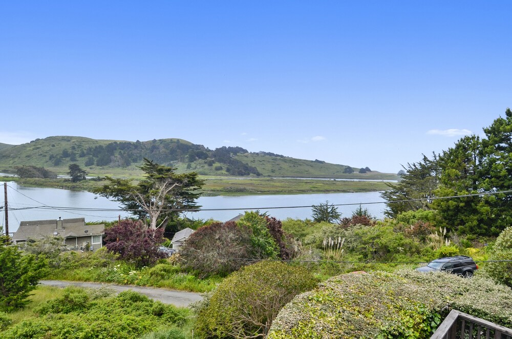 Castle Crag ~ Enjoy the view, soak in the hot tub! Near the sea!