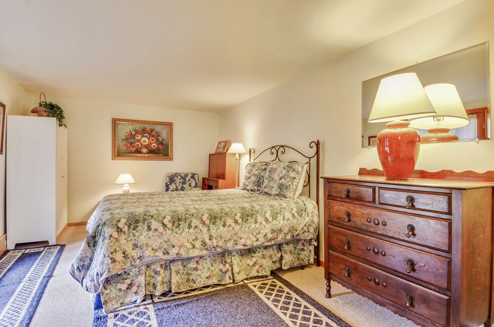 Castle Crag ~ Enjoy the view, soak in the hot tub! Near the sea!