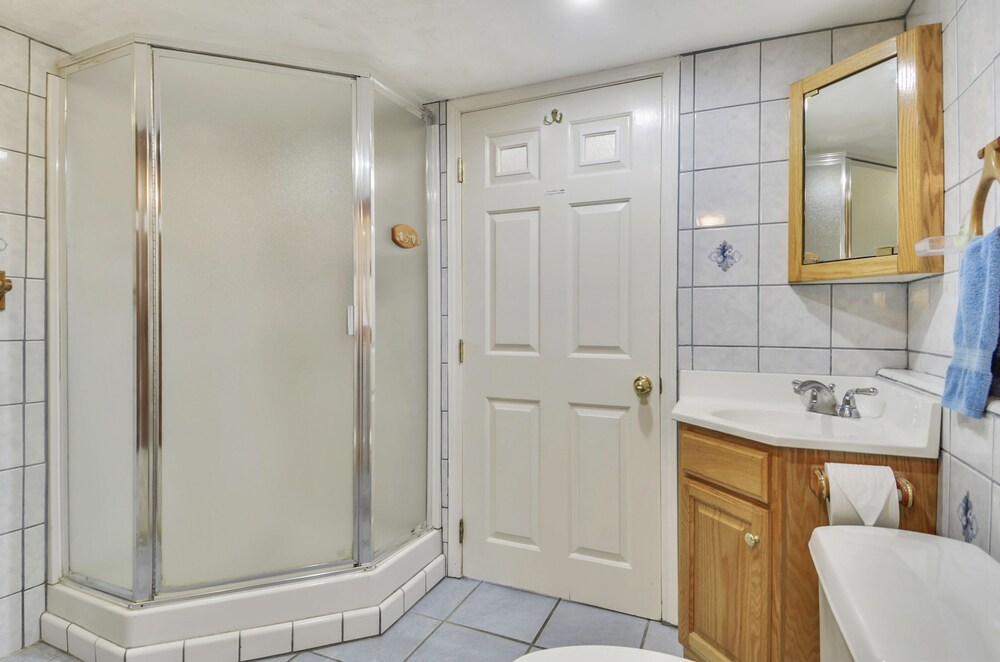 Castle Crag ~ Enjoy the view, soak in the hot tub! Near the sea!