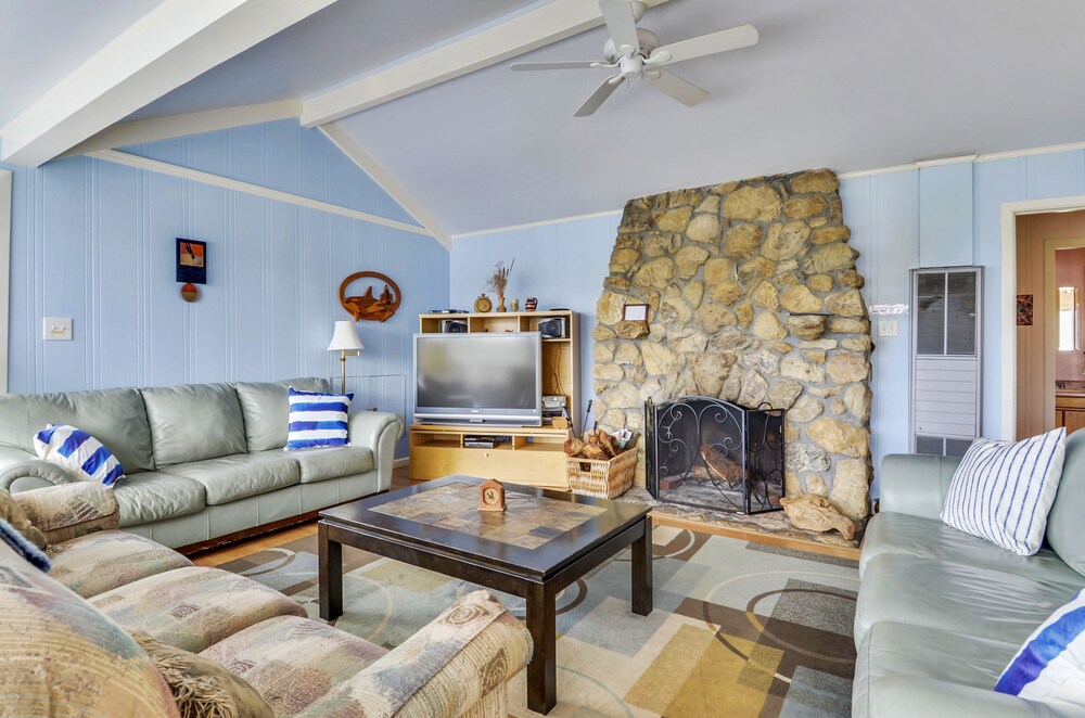 Castle Crag ~ Enjoy the view, soak in the hot tub! Near the sea! 