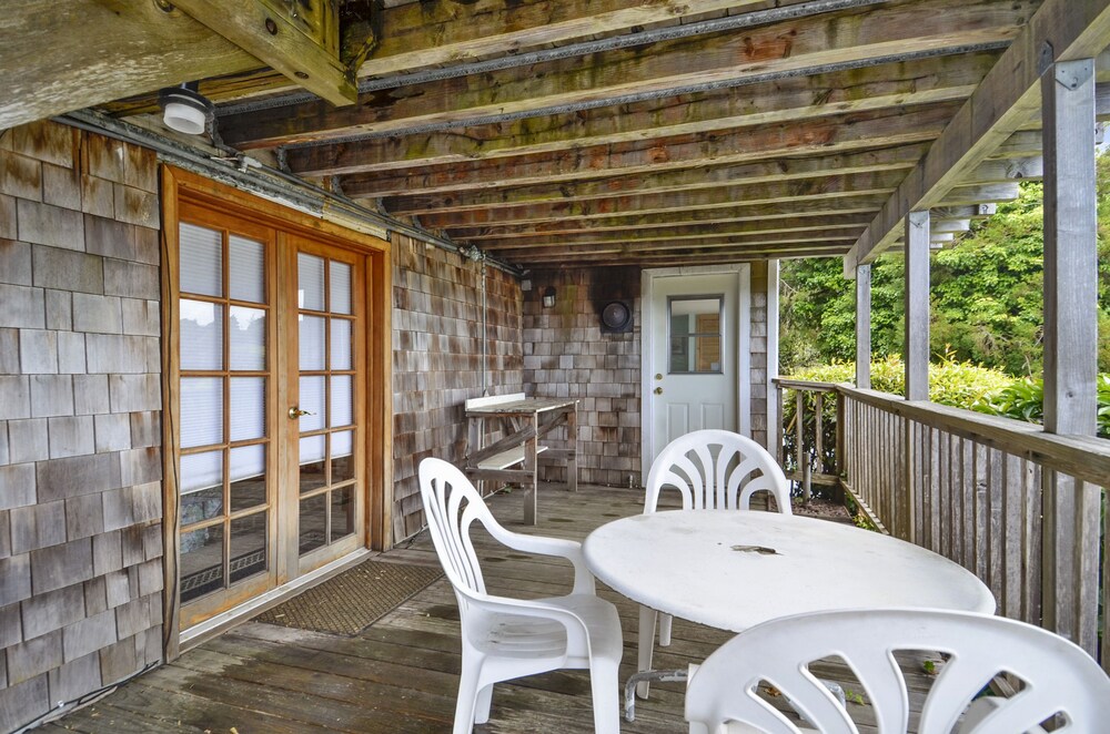 Castle Crag ~ Enjoy the view, soak in the hot tub! Near the sea!