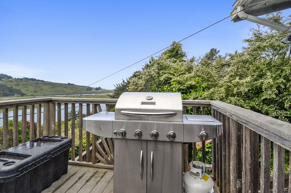 Castle Crag ~ Enjoy the view, soak in the hot tub! Near the sea!