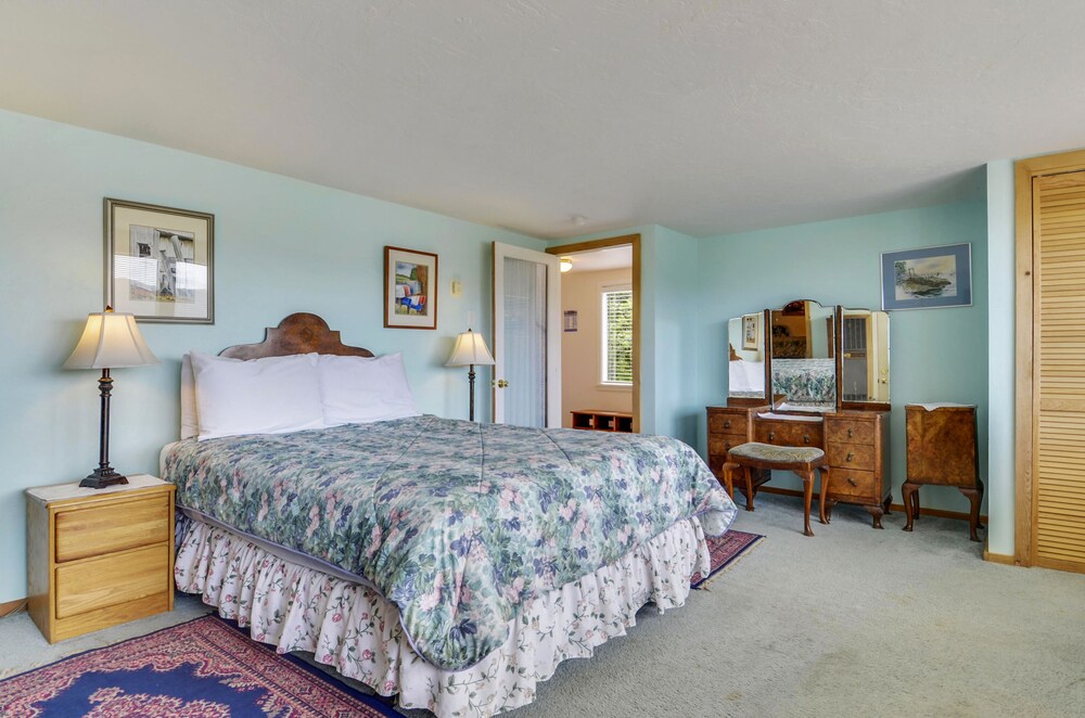 Castle Crag ~ Enjoy the view, soak in the hot tub! Near the sea! 