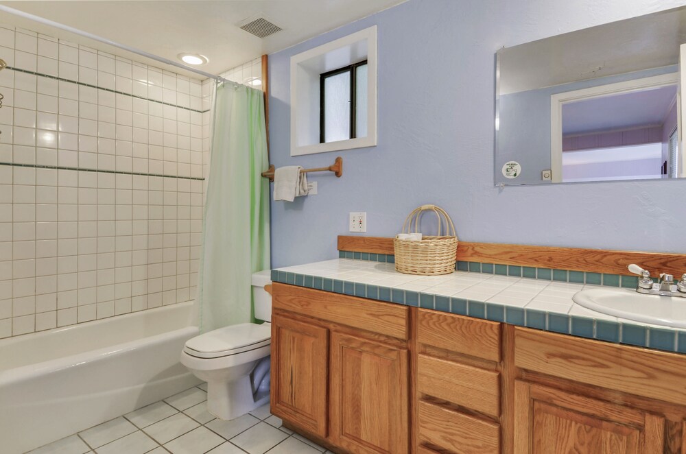 Castle Crag ~ Enjoy the view, soak in the hot tub! Near the sea!