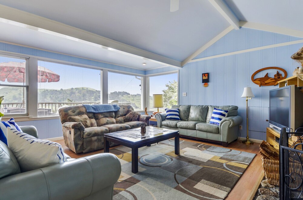 Castle Crag ~ Enjoy the view, soak in the hot tub! Near the sea!