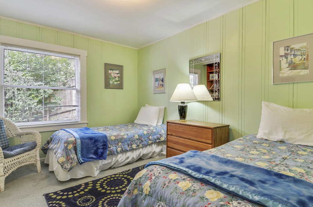 Castle Crag ~ Enjoy the view, soak in the hot tub! Near the sea! 