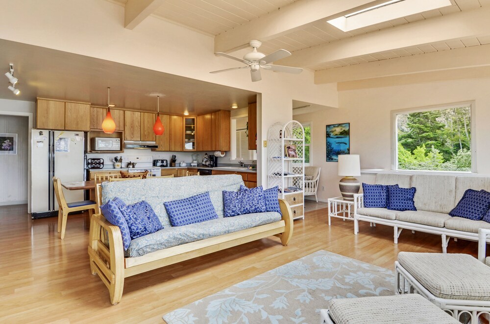 Castle Crag ~ Enjoy the view, soak in the hot tub! Near the sea!