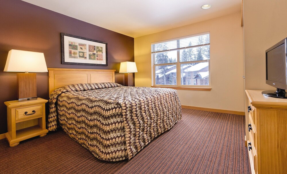 McCall, ID: 2 Bedroom Condo w/Resort Pool 1 Mi From Lakes & Ponderosa State Park