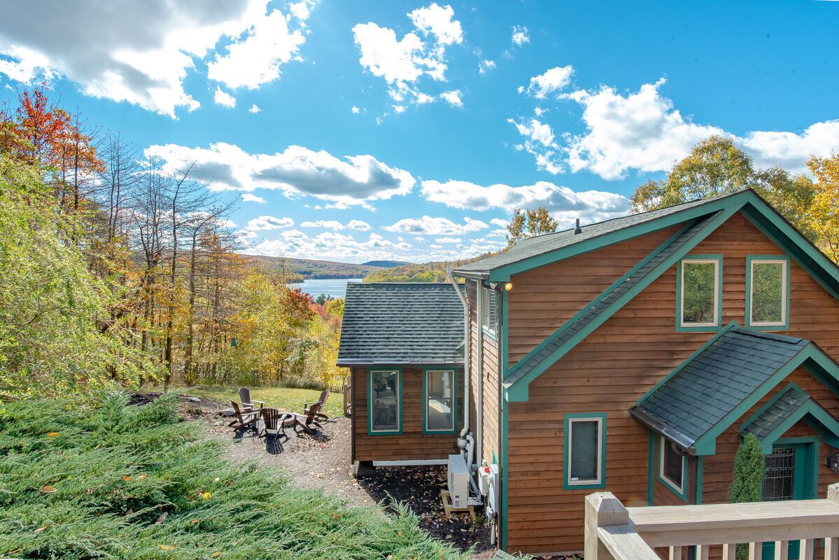 The Fun Spot I - Lake Access Home W/hot Tub, Pool Table, & Fire Pit! in Cumberland, United States